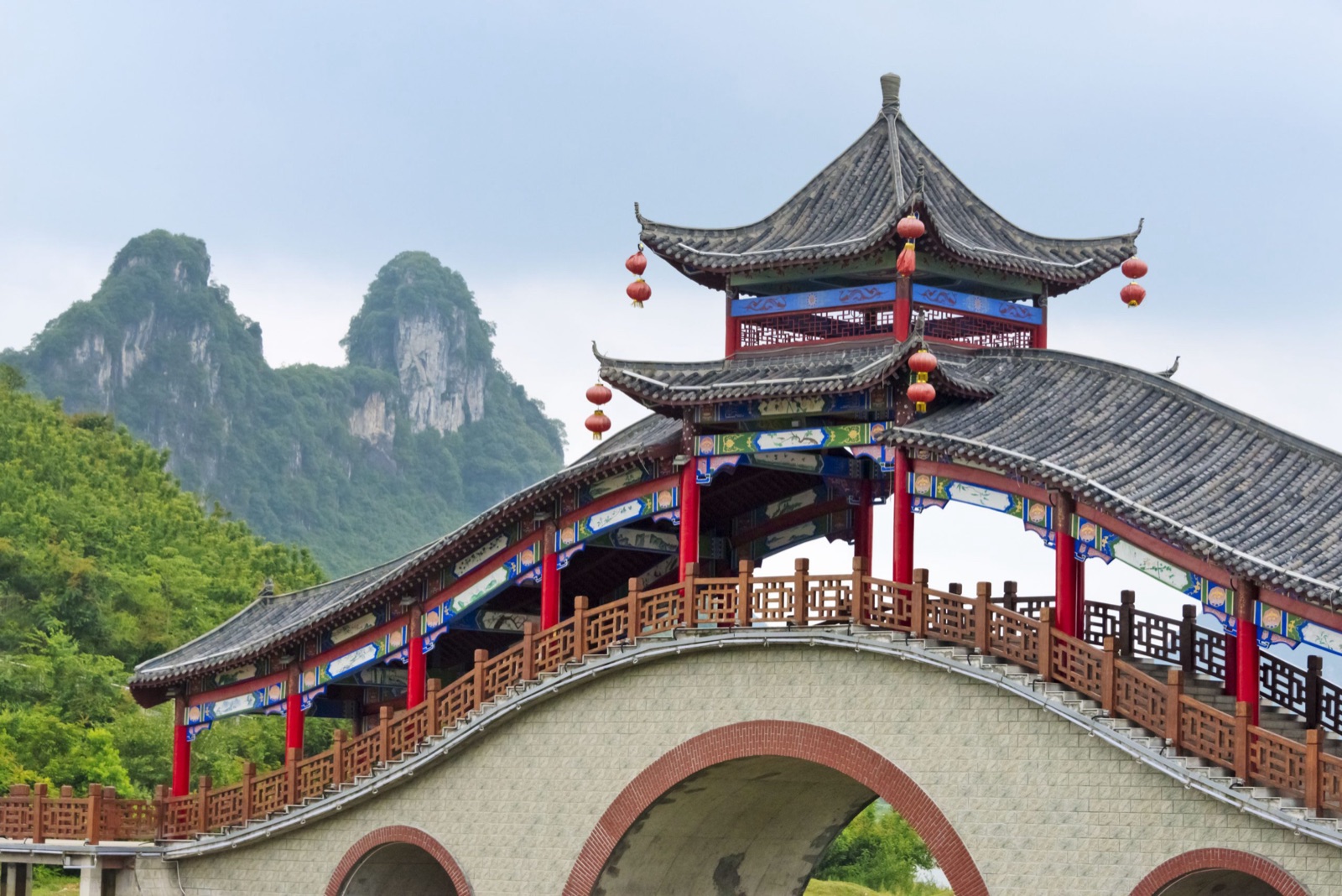 桂林山水间的古亭桥